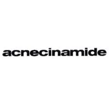 شعار منتج Acnecenamide لعلاج حب الشباب باللون الأبيض والأزرق على خلفية داكنة
