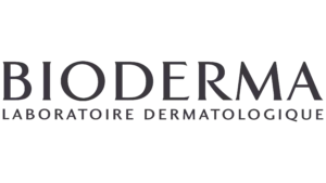 شعار منتج Bioderma للعناية بالبشرة باللون الأبيض والوردي على خلفية زرقاء فاتحة